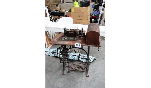 oude naaimachine DÜRKOPP met meubel